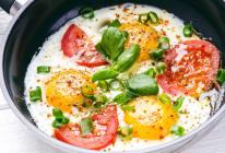 Омлет рецепт с молоком и яйцом на сковороде пышный Яйца с молоком на сковороде